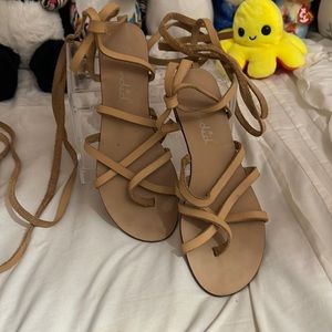 Original Splendid tan sandals with a tie around string.